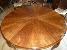 Bei diesem Tisch wurde das alte Furnier entfernt,und von mir durch Nußbaumfurnier ersetzt.<br />
Der verwendete Leim bestand aus Knochen- und Hautleim.